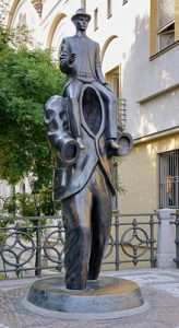 franz-kafka-estatua-de-bronze-de-jaroslav-rona-em-praga